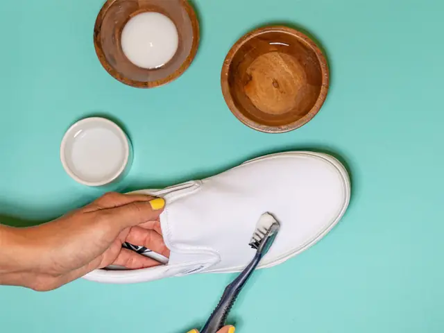 Dùng baking soda và giấm trắng