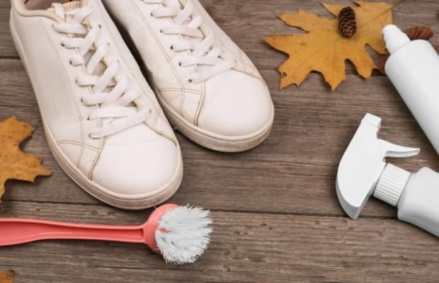 cách làm sạch giày trắng bằng kem đánh răng – chất RDA