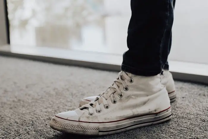 Nguyên nhân làm cho đế giày Converse bị ố vàng