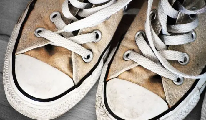 Nguyên nhân làm cho đế giày Converse bị ố vàng