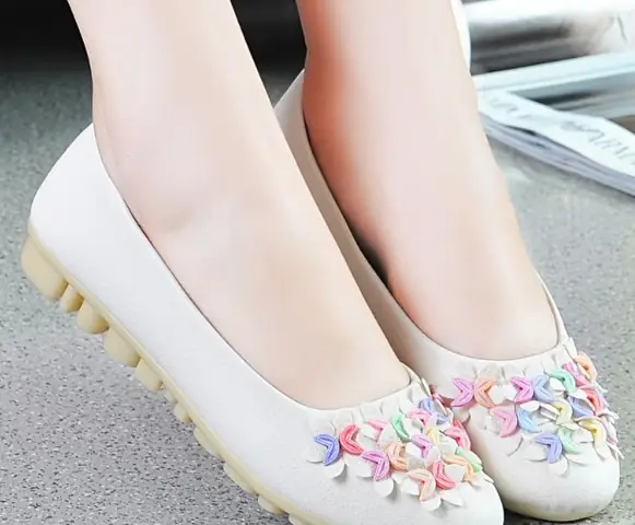 Làm thế nào để mang giày búp bê êm ái không đau ngón chân?