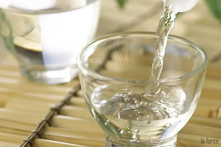 cách làm sạch giày da trắng bị ố vàng