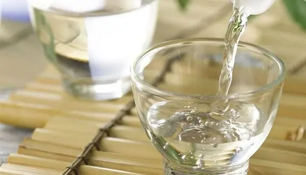 Làm sạch giày bị ố vàng - Baking soda và giấm Làm sạch giày bị ố vàng - Baking soda và giấm