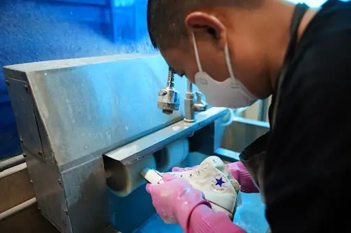 Hướng dẫn cách vệ sinh giày đúng cách bằng Crep Protect