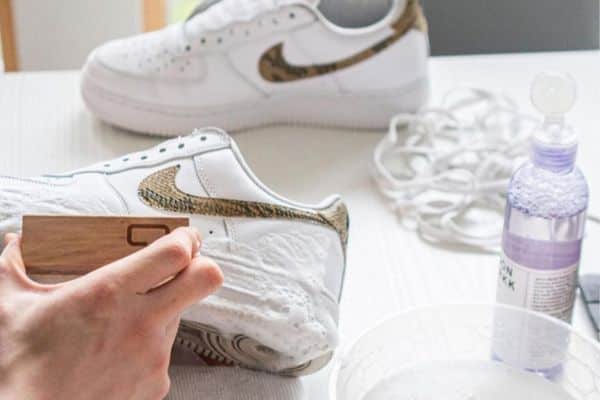 Vệ sinh giày Nike Air Force 1 định kỳ để giày luôn trông như mới.