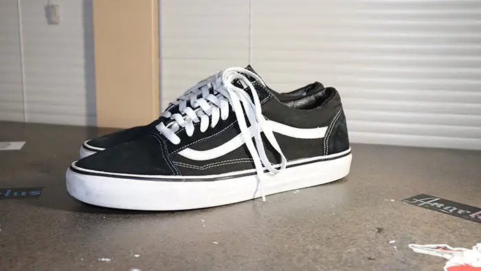 Ai đã từng diện giày Vans Old Skool sẽ không tránh khỏi những phen đau đầu khi giày bị lấm bẩn. Những vết bẩn nếu không được xử lý kịp thời, sẽ bám vào sâu hơn, dai dẳng hơn, càng ngày càng “khó trị”. Nhiều bạn đã thử tự làm sạch nhưng lại không đúng cách khiến giày bị hư hỏng, hoặc tốn một số tiền đáng kể để vệ sinh giày tại các dịch vụ tốn kém mà không biết rằng chỉ cần học hỏi những phương pháp cực dễ thực hiện sau là bạn đã có thể đánh bay vết bẩn trên đôi giày Vans Old Skool một cách đơn giản tại nhà. Cùng bắt tay vào thực hiện việc vệ sinh giày Vans Old Skool thật nhanh chóng nhưng mang lại hiệu quả bất ngờ nhé.