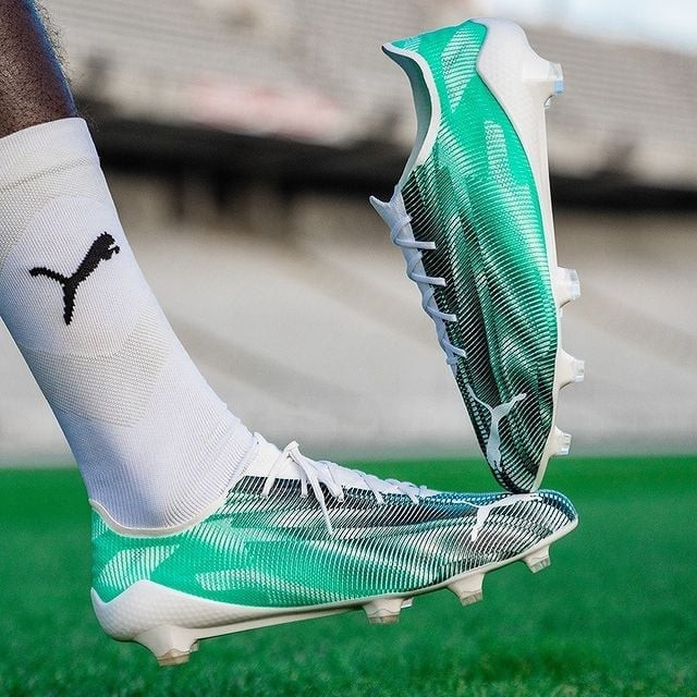 Đôi Giày Đá Bóng Nhẹ Nhất Thế Giới: Puma Ultra SL 21 Đột Phá Tốc Độ
