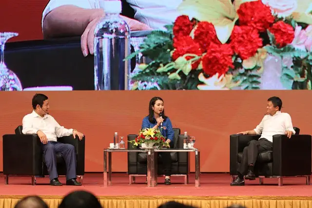 Chàng trai liếm giày Jack Ma: Thực hư câu chuyện?