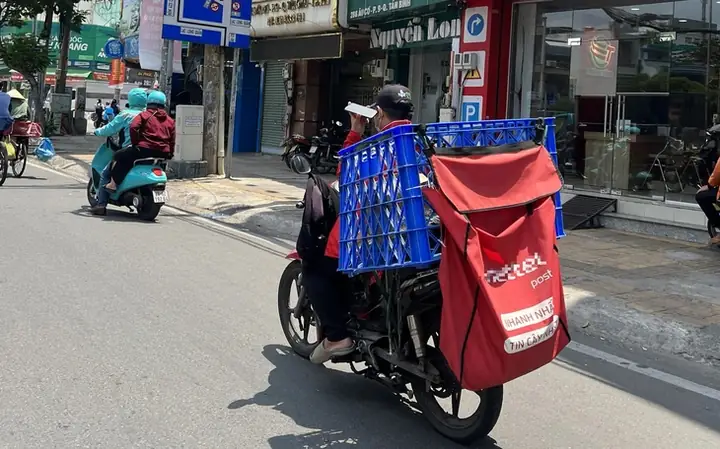 Giày Đỏ Của Cô Gái Mưa: Phụ Kiện Nổi Bật Dưới Dù Và Ô Tô Giày Đỏ Của Cô Gái Mưa: Phụ Kiện Nổi Bật Dưới Dù Và Ô Tô