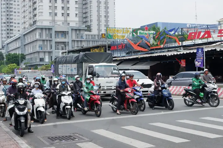 Giày Đỏ Của Cô Gái Mưa: Phụ Kiện Nổi Bật Dưới Dù Và Ô Tô