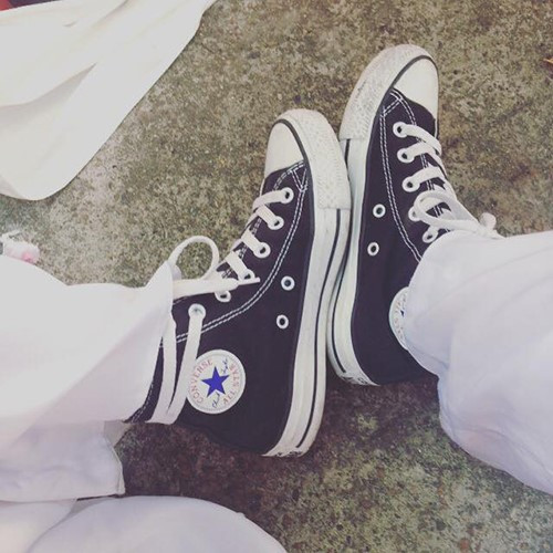 Converse và Adidas Stan Smith là 2 mẫu giày được nữ sinh ưa chuộng cho đồng phục áo dài trắng