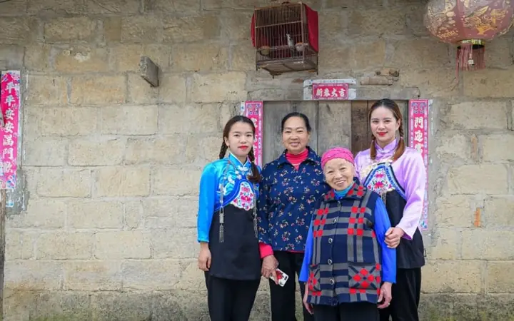Giày Thêu Hoa Cổ Trang: Đặc Điểm và Ý Nghĩa Văn Hóa Giày Thêu Hoa Cổ Trang: Đặc Điểm và Ý Nghĩa Văn Hóa