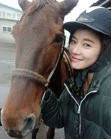 Diễn viên Hàn Quốc nổi tiếng Hwang Jung-eum với chú ngựa đua đắt giá của mình. Diễn viên Hàn Quốc nổi tiếng Hwang Jung-eum với chú ngựa đua đắt giá của mình.