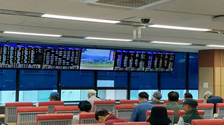 Người dân Hàn Quốc đang xem trực tiếp tín hiệu đua ngựa tại 1 đại lý ở Seoul. Người dân Hàn Quốc đang xem trực tiếp tín hiệu đua ngựa tại 1 đại lý ở Seoul.