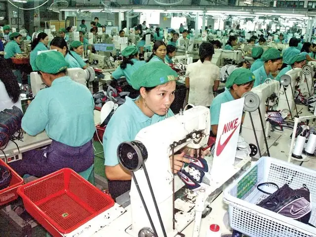 Giá Của Giày Nike Air Nữ Made In Vietnam Là Bao Nhiêu?