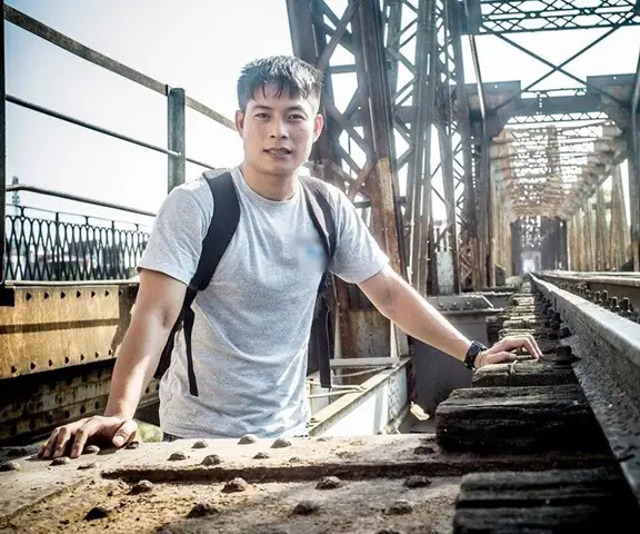 Giám đốc giúp đỡ cô gái đánh giày: Nét đẹp văn hóa trong ngành giày