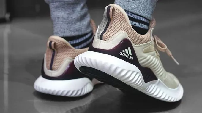 Giày Adidas Nữ Chính Hãng Giá Bao Nhiêu: Cập Nhật Chi Tiết