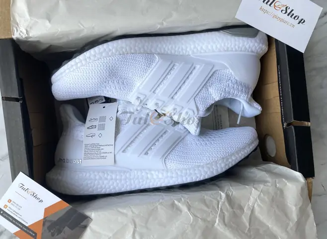 Giày Adidas Ultra Boost Nữ Giá Bao Nhiêu Hiện Nay?