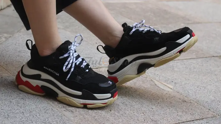 Balenciaga Triple S - “quái thú” với độ nặng và độ chất ấn tượng Balenciaga Triple S - “quái thú” với độ nặng và độ chất ấn tượng