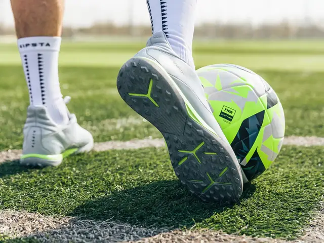 Đánh Giá Giày Bóng Đá Sân Cỏ Nhân Tạo Nike Mới Nhất Đánh Giá Giày Bóng Đá Sân Cỏ Nhân Tạo Nike Mới Nhất