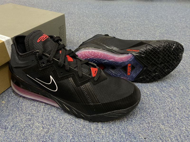 Giày bóng rổ Nike LeBron 18 với đế Air Max
