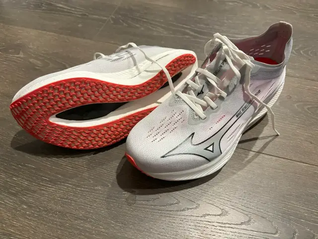 Đánh giá chi tiết giày chạy bộ nam Mizuno Wave Sayonara 4