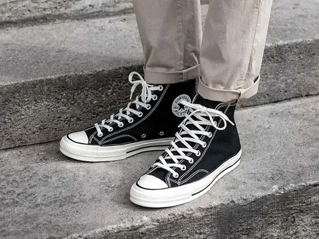 Giày Converse Cao Cổ Đỏ Kết Hợp Quần Áo Với Gì? 10+ Gợi Ý Hay