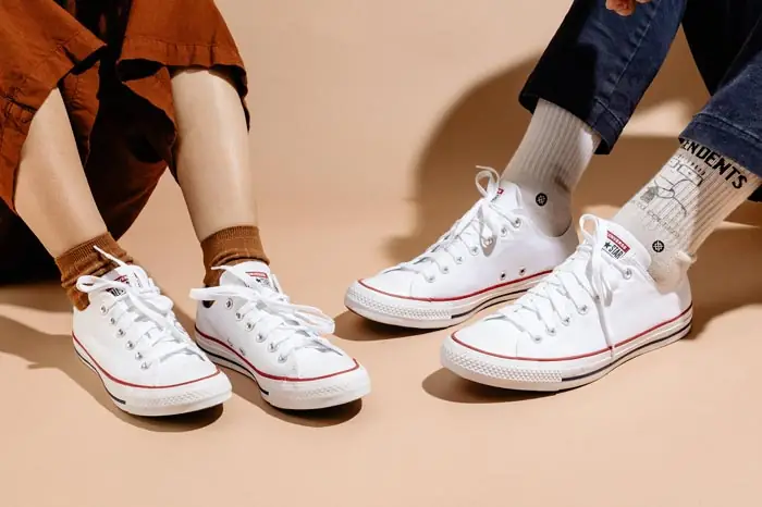 Giày Converse cổ cao hay thấp: Đâu là lựa chọn dễ phối đồ hơn? Giày Converse cổ cao hay thấp: Đâu là lựa chọn dễ phối đồ hơn?