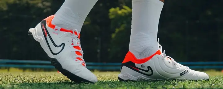 Top 5 Giày Đá Bóng Sân Cỏ Nhân Tạo Nhẹ Tối Ưu Tốc Độ