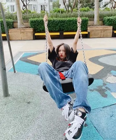 Giày Hoa Cúc G-Dragon Giá Bao Nhiêu? Phân Tích Chi Tiết