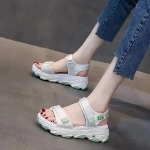 Sandal đế bằng bị rộng phải làm sao? 7 cách khắc phục