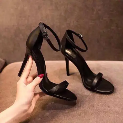 Sandal đế bằng bị rộng phải làm sao? 7 cách khắc phục