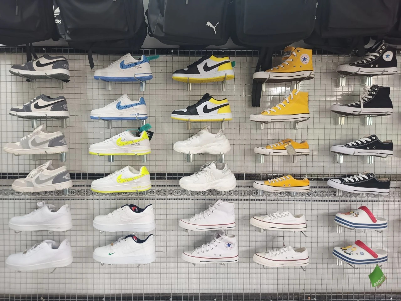 Giày sneaker nữ trắng tại Bụi Store