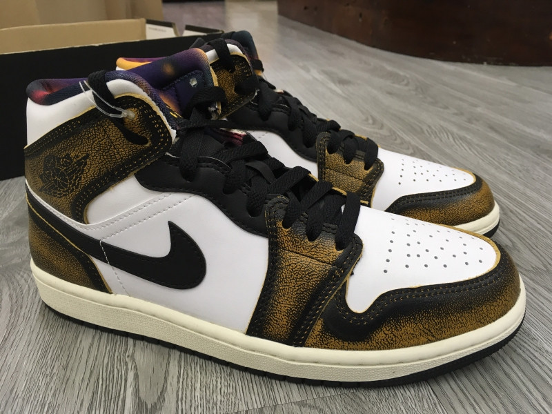 Giày thể thao Nike Air Jordan 1 Mid màu cam