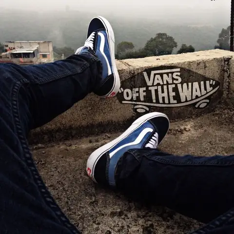 Vans Old Skool Da Trắng Sọc Xanh Dương: Đánh Giá Chi Tiết & Phối Đồ