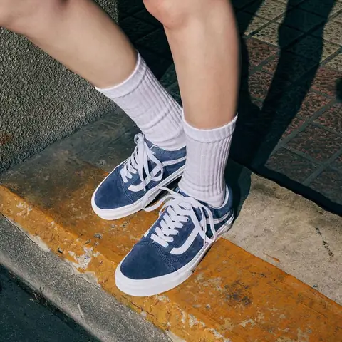 Vans Old Skool Da Trắng Sọc Xanh Dương: Đánh Giá Chi Tiết & Phối Đồ Vans Old Skool Da Trắng Sọc Xanh Dương: Đánh Giá Chi Tiết & Phối Đồ
