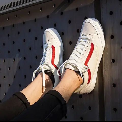 Giày Vans Trắng Sọc Đen Da: Đánh Giá Chi Tiết Từ A-Z?