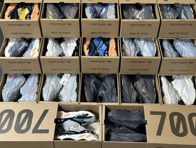 Yeezy Boost 700 V2 Static: Những Điểm Mới và Cải Tiến Yeezy Boost 700 V2 Static: Những Điểm Mới và Cải Tiến