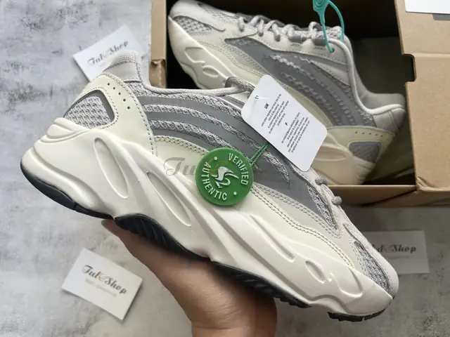 Yeezy Boost 700 V2 Static: Những Điểm Mới và Cải Tiến Yeezy Boost 700 V2 Static: Những Điểm Mới và Cải Tiến