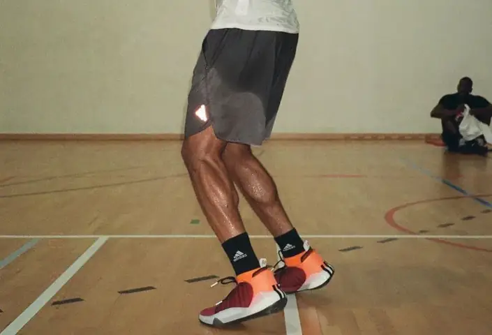 Giày Yeezy 700 Way Runner mang có nặng chân không?