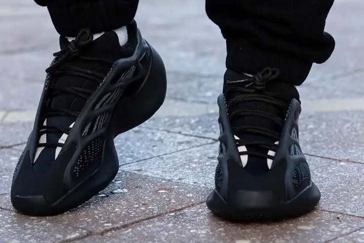 Giày Yeezy 700 Way Runner mang có nặng chân không? Giày Yeezy 700 Way Runner mang có nặng chân không?