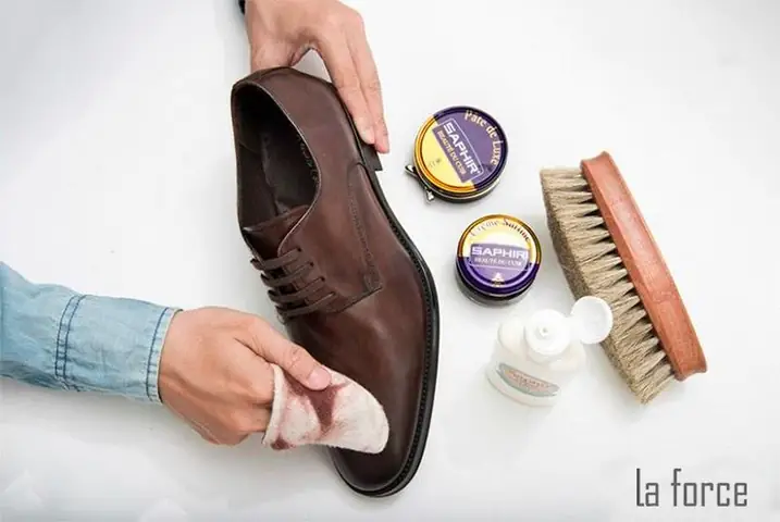 1. Cách sửa giày bị tróc da bằng xi và sơn móng tay