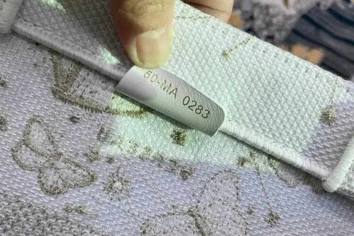 Khám Phá Hình Ảnh Giày Adidas Yeezy 350 V2 Sesame Chi Tiết Nhất Khám Phá Hình Ảnh Giày Adidas Yeezy 350 V2 Sesame Chi Tiết Nhất