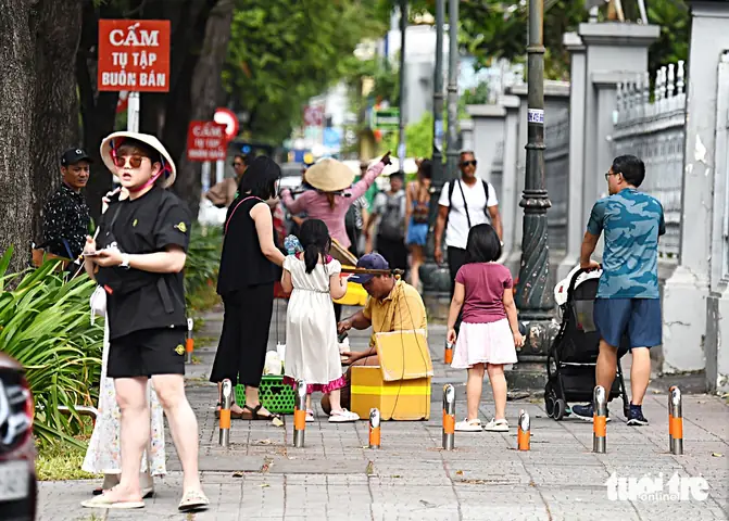 Hình ảnh trẻ em bán báo đánh giày: Hiện thực và thông điệp