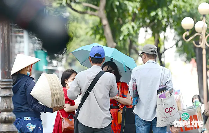 Hình ảnh trẻ em bán báo đánh giày: Hiện thực và thông điệp