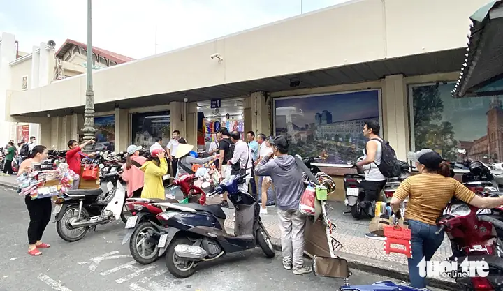 Hình ảnh trẻ em bán báo đánh giày: Hiện thực và thông điệp