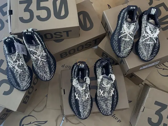 Hình Ảnh Giày Adidas Yeezy 350 V2 Static: Cận Cảnh Mọi Góc Độ Hình Ảnh Giày Adidas Yeezy 350 V2 Static: Cận Cảnh Mọi Góc Độ