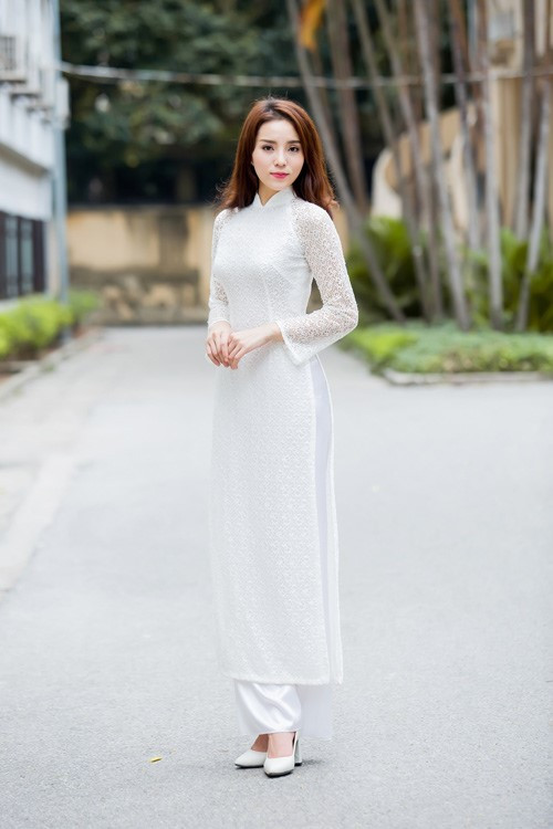 Hoa hậu Kỳ Duyên dịu dàng khi kết hợp giày cao gót cùng áo dài trắng nữ sinh