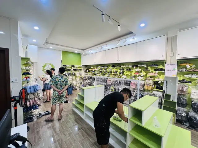 Kệ Trưng Bày Giày Dép Tại Đà Nẵng: Lựa Chọn Nào Tốt Nhất?