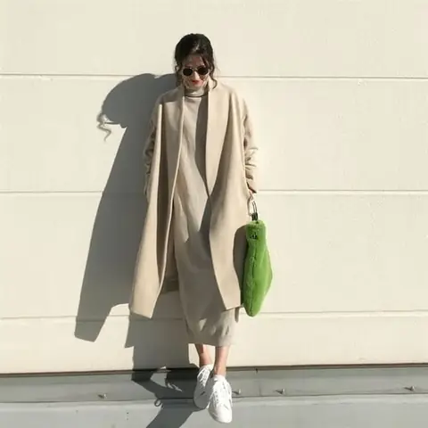 Mix áo dạ với giày thể thao - sự kết hợp đầy trẻ trung với đầm suông duyên dáng Mix áo dạ với giày thể thao - sự kết hợp đầy trẻ trung với đầm suông duyên dáng